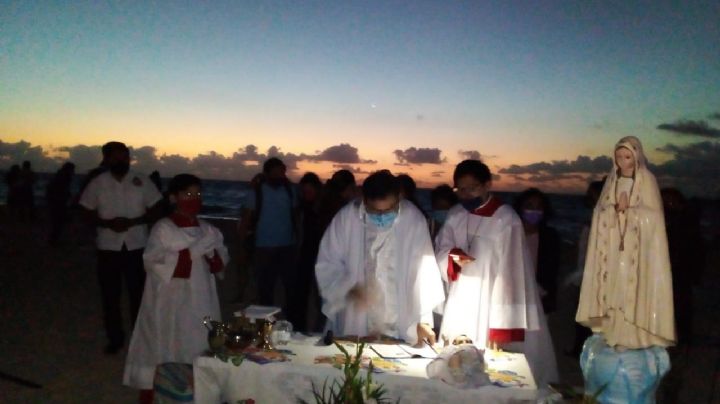 Playa del Carmen: Fieles católicos reciben primer amanecer del 2022 con una misa: VIDEO