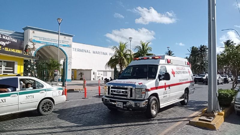 Turistas rescatados tras volcadura de embarcación llegan al Muelle de Cancún: VIDEO