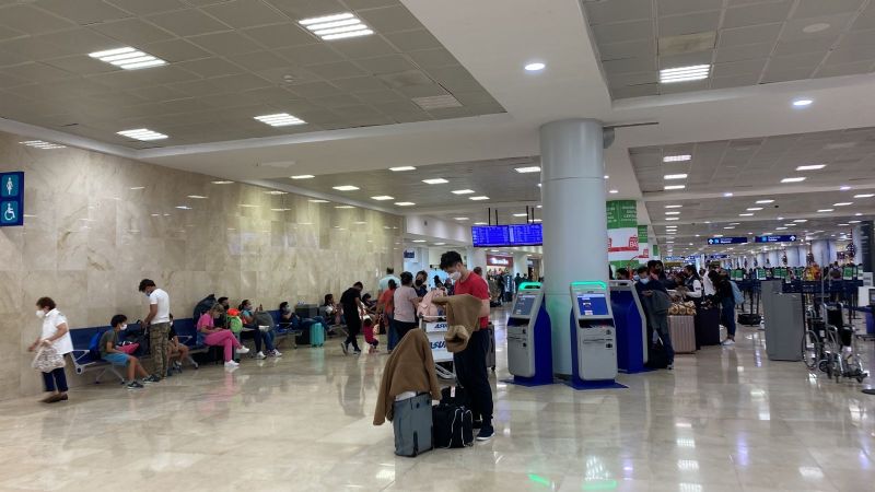Viajeros incumplen medidas anticovid en el aeropuerto de Cancún pese a ómicron: VIDEO