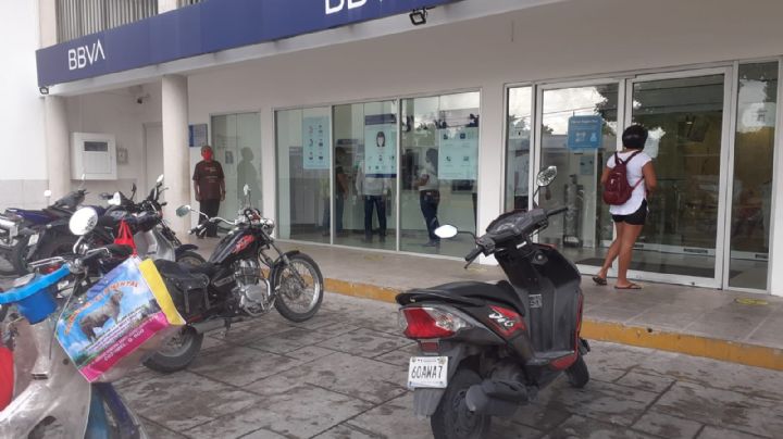 Ciudadanos se quejan tras cierre de dos sucursales bancarias en Cozumel