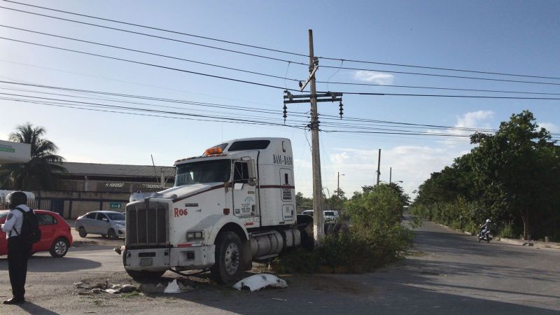 Tráiler provoca carambola en la Avenida López Portillo de Cancún; hay tres lesionados