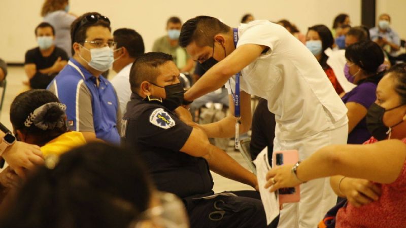 Personal del sector salud recibe refuerzo anticovid en Yucatán