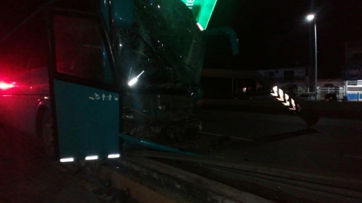 Autobús choca contra un poste en su ruta a Cancún; hay tres lesionados