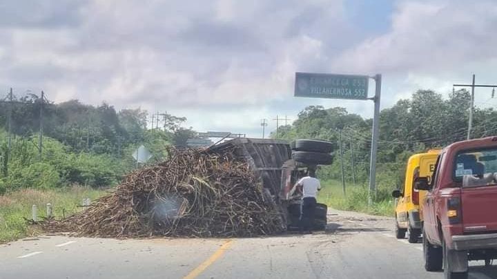 Se vuelca camión cargado con caña de azúcar en la carretera Chetumal-Escárcega