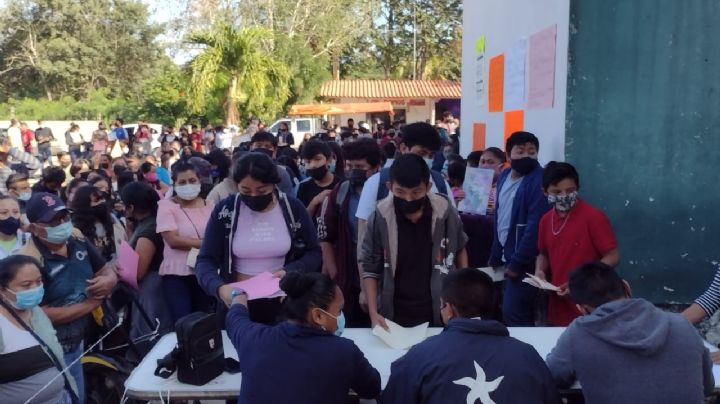 'Quinceañeros' acuden a recibir vacuna anticovid de Pfizer en Carrillo Puerto