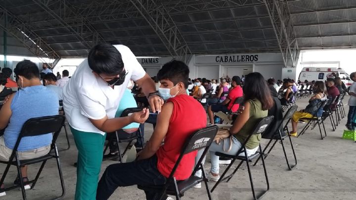 Realizan vacunación anticovid a jóvenes de 15 a 18 años en Ciudad del Carmen