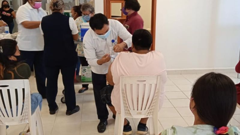 Vacunan contra el COVID-19 a jóvenes de 15 a 17 años en Tenabo, Campeche