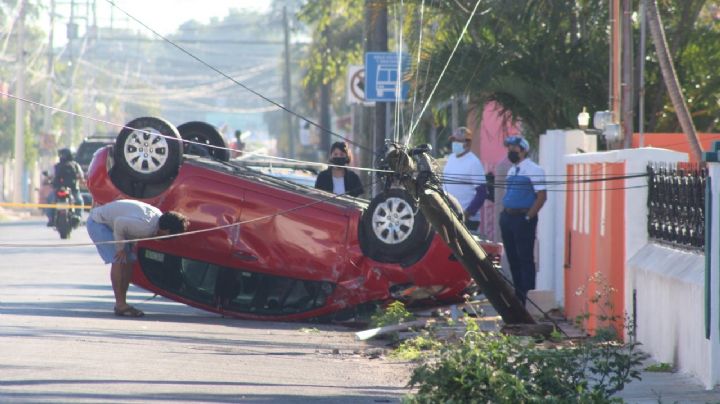 Por quedarse dormida, conductora se estampa contra poste en Mérida