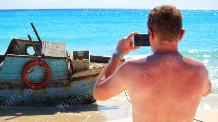 Embarcación abandonada por cubanos ilegales en Cancún, nuevo atractivo turístico: FOTOS