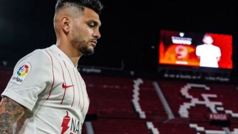 Tecatito Corona, nuevo jugador del Sevilla hasta 2025