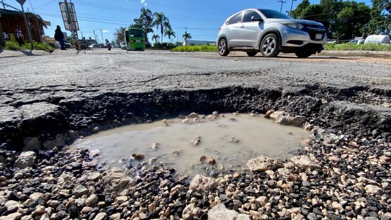 Baches, un problema sin solución en Cancún: Vecinos denuncian daños en vehículos