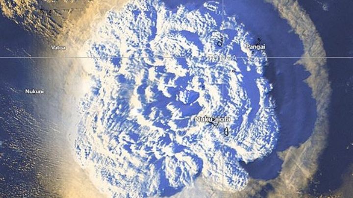Así se vio la erupción del volcán en Tonga desde el espacio