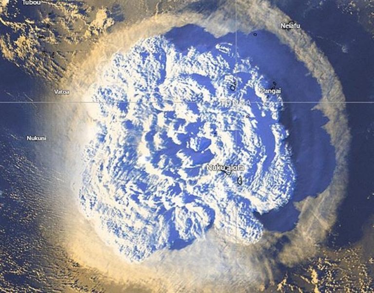 Imagen satelital puesta a disposición por los servicios meteorológicos de Tonga