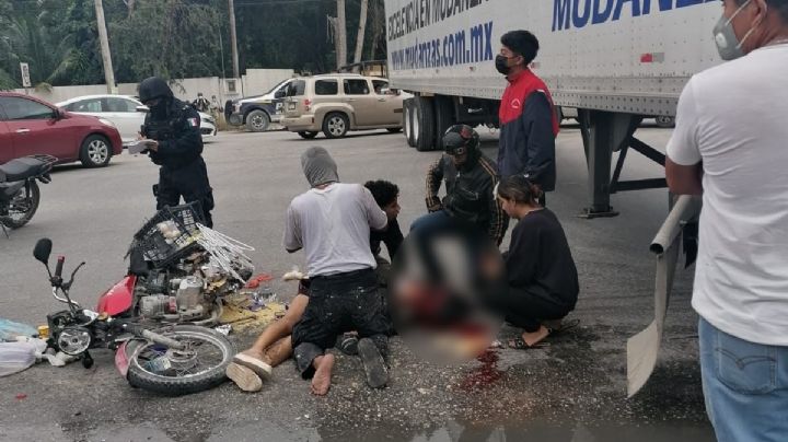 Tráiler atropella a motociclista en Cancún; hay una mujer muerta y un lesionado