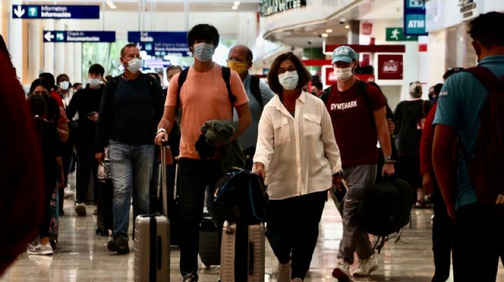 Pasajeros abarrotan módulo de pruebas rápidas COVID en el aeropuerto de Cancún