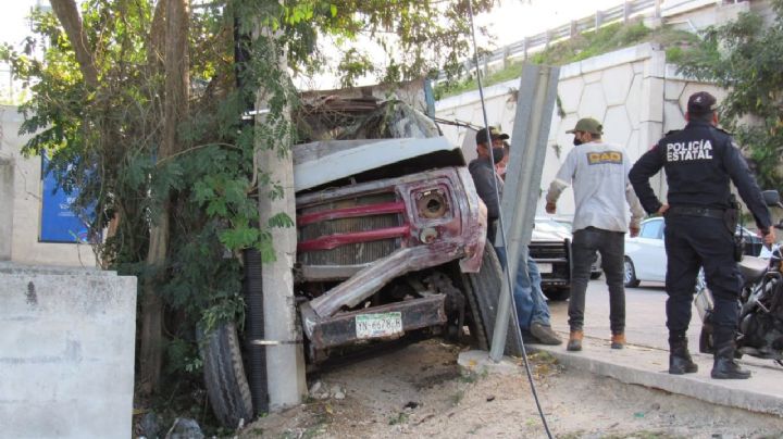 Fallan los frenos del camión y se estrella contra un poste de la CFE en el periférico de Mérida