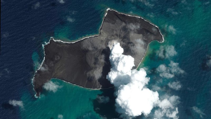 Volcán de Tonga: SRE busca opciones para rescate de biólogos mexicanos atrapados