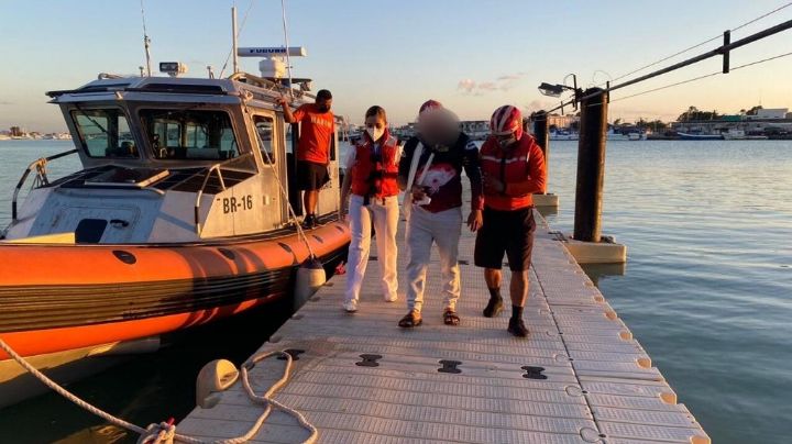 Elementos de la Marina rescatan a un pescador herido a más de 100 km de la costa de Yucalpetén