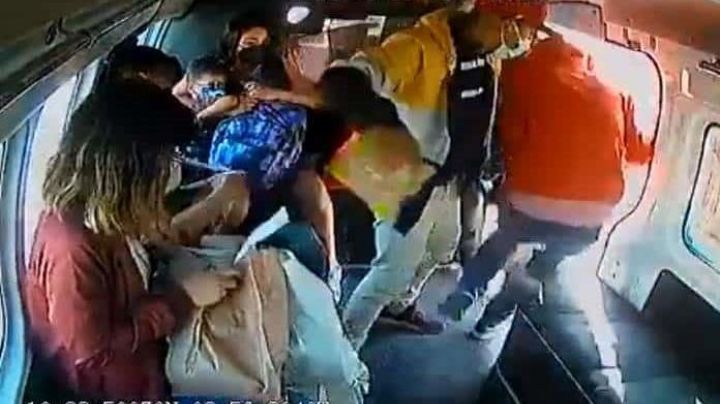Asaltan a pasajeros de combi en Edomex; se llevaron hasta la botana: VIDEO