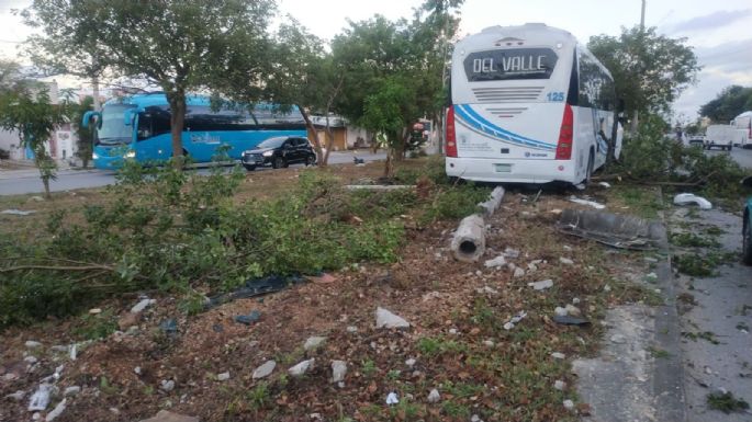 Autobús choca contra un poste de luz y lo derriba en la SM. 251 de Cancún