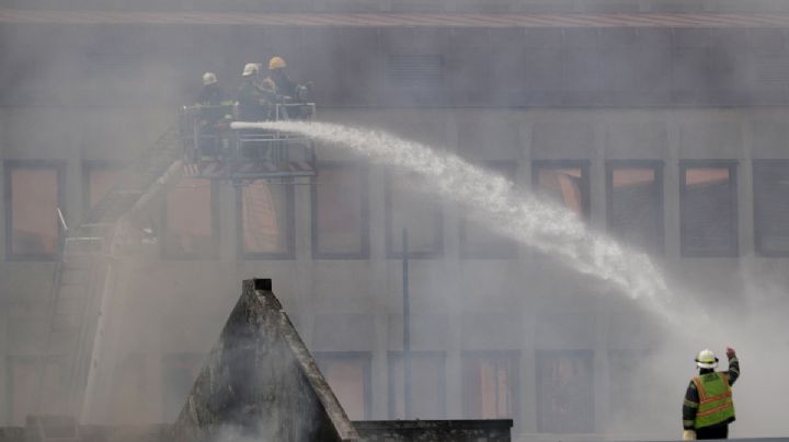 Se registra fuerte incendio en el Parlamento de Sudáfrica; no se ha podido controlar
