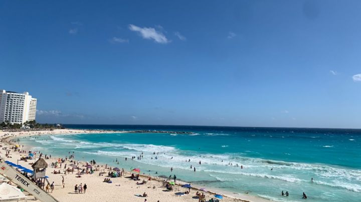 Aún con sargazo, cerca de 100 turistas disfrutan de Playa Fórum en Cancún: VIDEO
