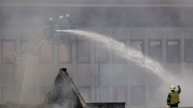 Se registra fuerte incendio en el Parlamento de Sudáfrica; no se ha podido controlar