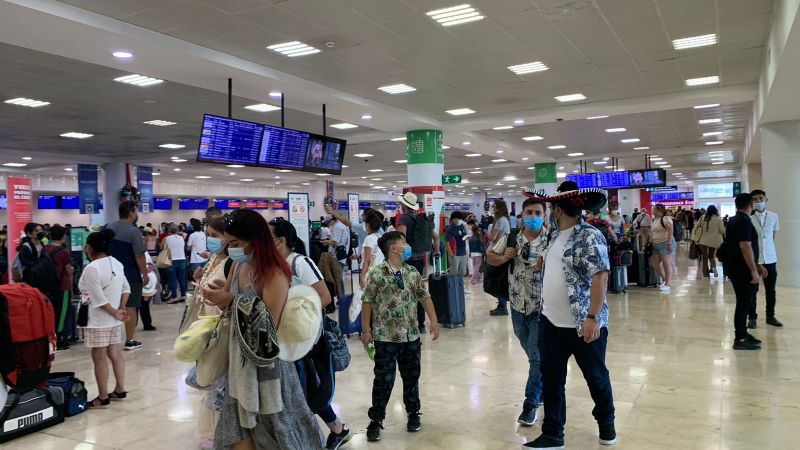 Sin sana distancia, más de mil viajeros esperan sus vuelos en el aeropuerto de Cancún: VIDEO