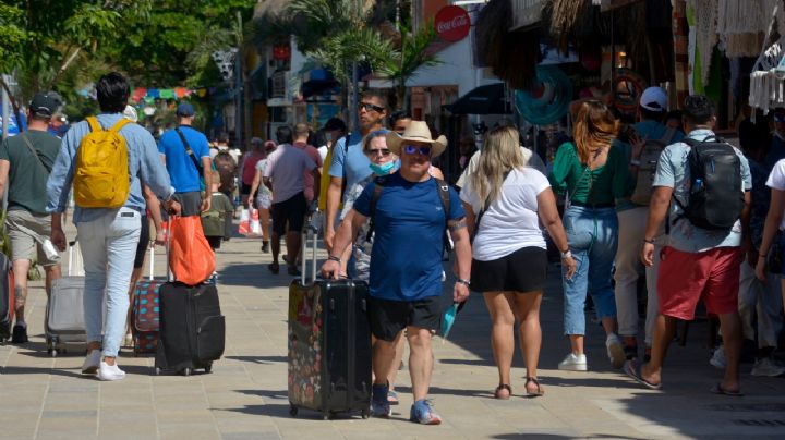 Sin cubrebocas, turistas abarrotan la Quinta Avenida de Playa del Carmen: FOTOS