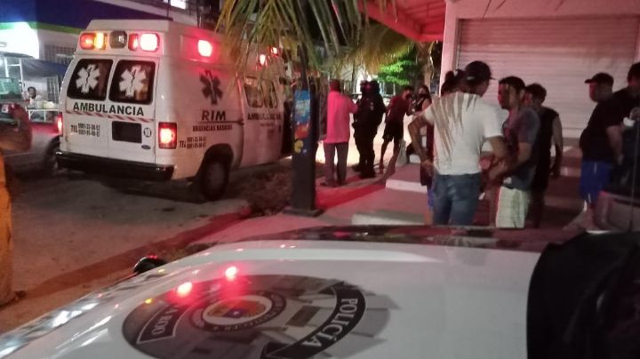 Trasladan a un hospital a abuelito tras sufrir caída en la Región 105 de Cancún