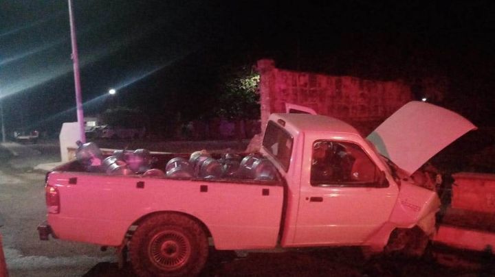 Camioneta se estrella contra una barda del panteón municipal de Ticul