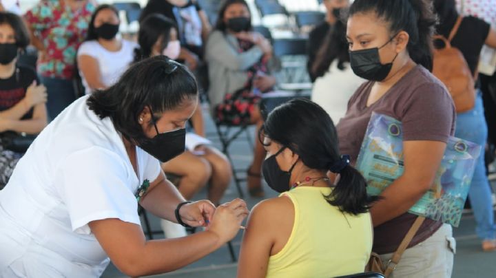 Dos mil menores rezagados se vacunan contra COVID en Cancún: VIDEO