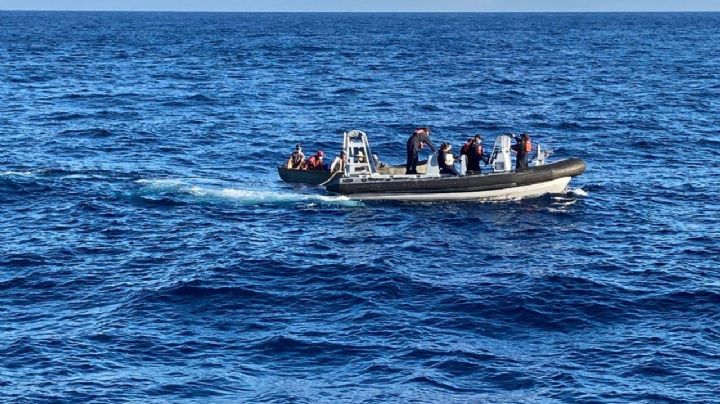 Isla Mujeres: Rescatan a cinco migrantes cubanos en alta mar