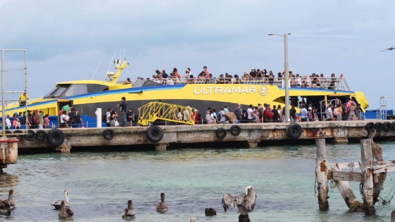 Ferrys de Ultramar zarpan 'abarrotados' de turistas y sin sana distancia a Isla Mujeres