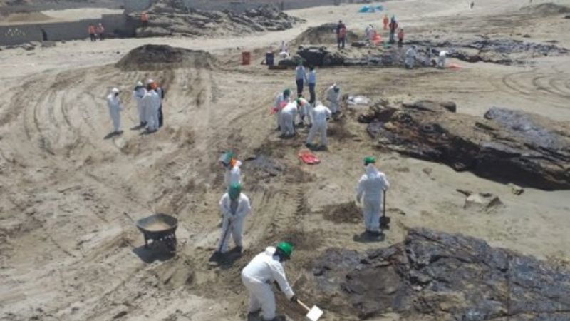 Perú declara emergencia ambiental tras derrame de petróleo en el mar