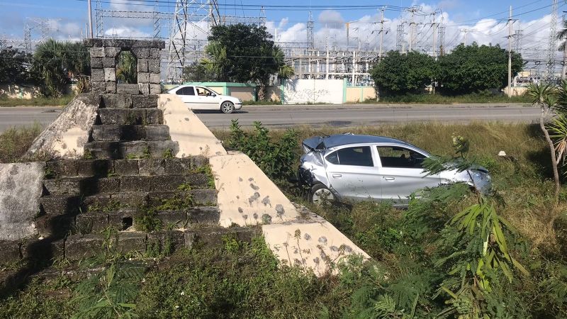 Van de transporte turístico impacta a un automóvil en Cancún; hay un lesionado