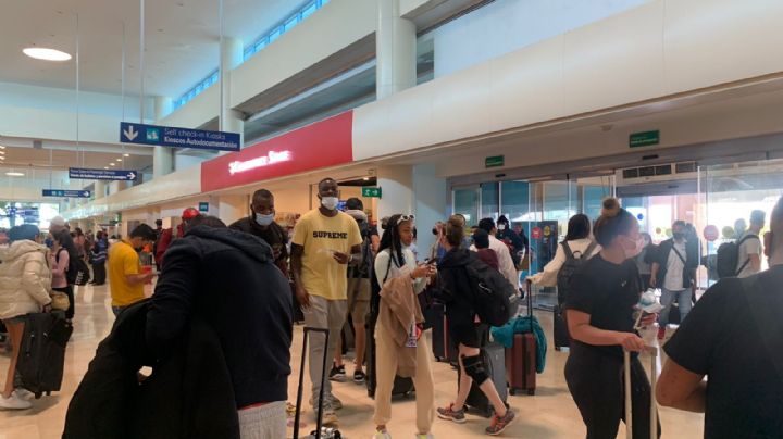 Pasajeros de cinco vuelos cancelados en Cancún esperan reprogramar sus salidas: VIDEO