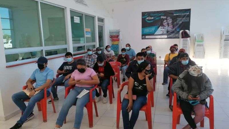 Aplican primera dosis de vacuna contra COVID-19 a rezagados en Palizada, Campeche