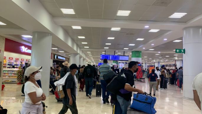 Turistas incumplen sana distancia en las terminales del aeropuerto de Cancún: VIDEO
