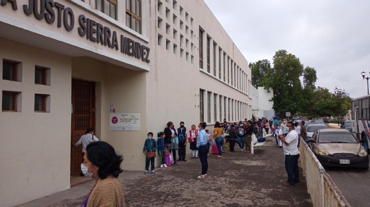 Alumnos de Campeche regresan a clases presenciales pese al COVID y a la lluvia