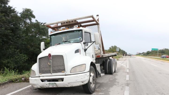 Camión con bultos de cemento pierde cargamento tras estallarse una llanta en Mama, Yucatán