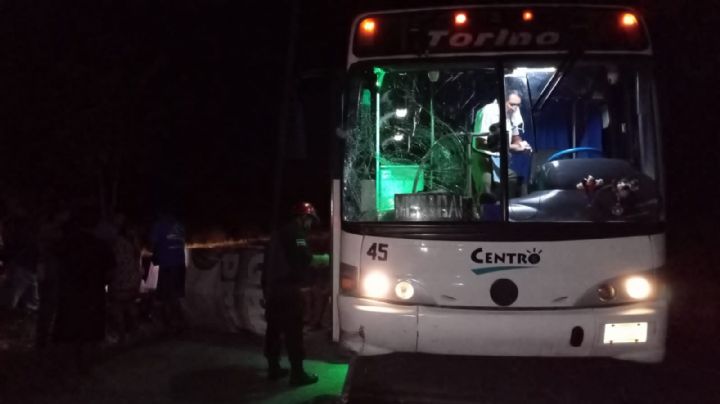 Autobús hiere de gravedad a una pareja tras embestirlos sobre la carretera Muxupip-Euán
