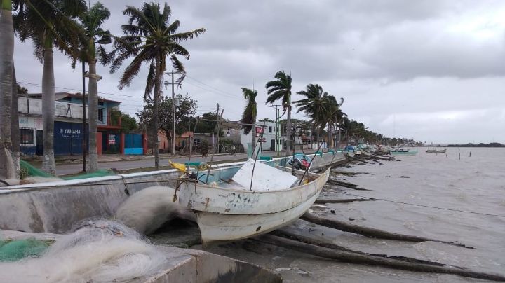 Pescadores resguardan embarcaciones debido al Frente Frío No 19 en Campeche