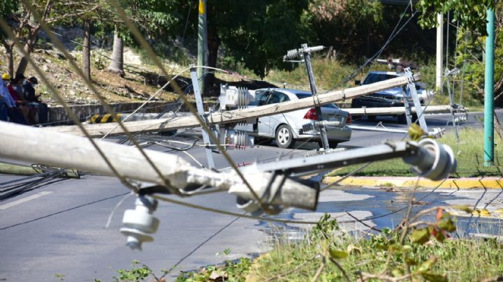 Conductor derriba tres postes de luz en Campeche; deja sin agua a 40 colonias