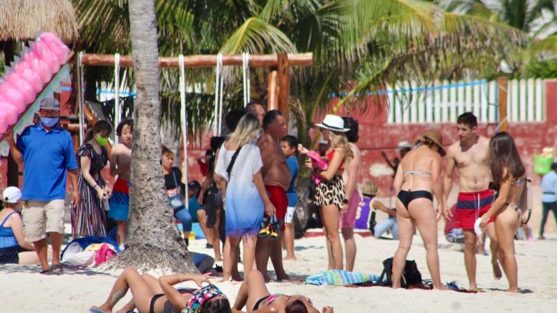 En Cancún, bañistas cambian el abrigo por el traje de baño: VIDEO