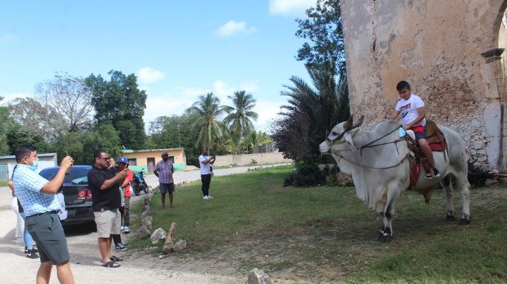 Montar un toro, el nuevo atractivo de Kikil, Yucatán