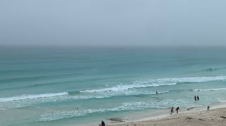 Lluvias ahuyentan a turistas en playas de la Zona Hotelera de Cancún: EN VIVO