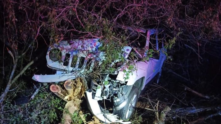 Conductor se queda dormido y termina estrellándose contra un árbol en la carretera Mérida-Tizimín