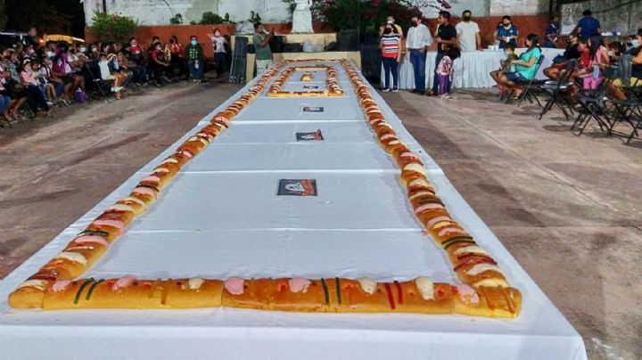 Panadería prepara tradicional Rosca de Reyes de 32 metros en Peto, Yucatán