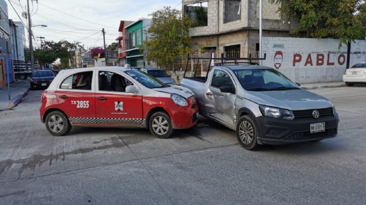 Accidente entre una camioneta y un taxi en Ciudad del Carmen deja un lesionado